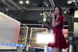 大长腿😍女主持炼炼此前晒沉浸式观战骑士vs活塞双加时